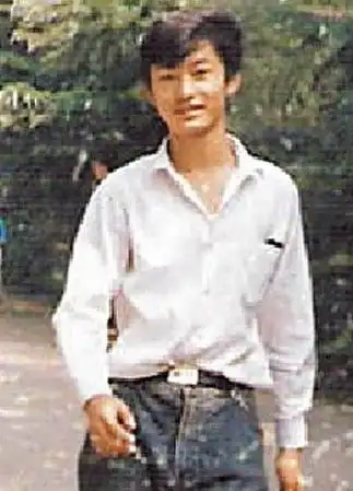 黄晓明高中旧照曝光 穿衬衫配牛仔裤相当有型(图)