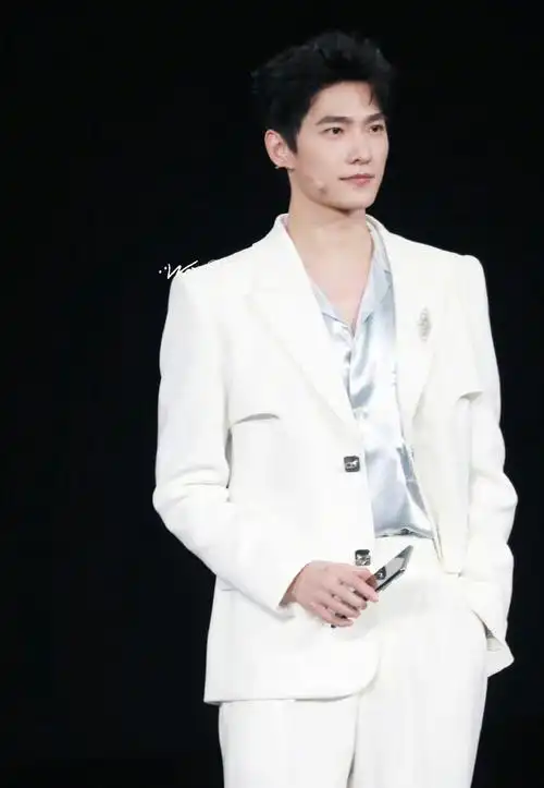 杨洋帮别人拍vs别人给杨洋拍#今日份心动96一身白色西装,杨洋臼是