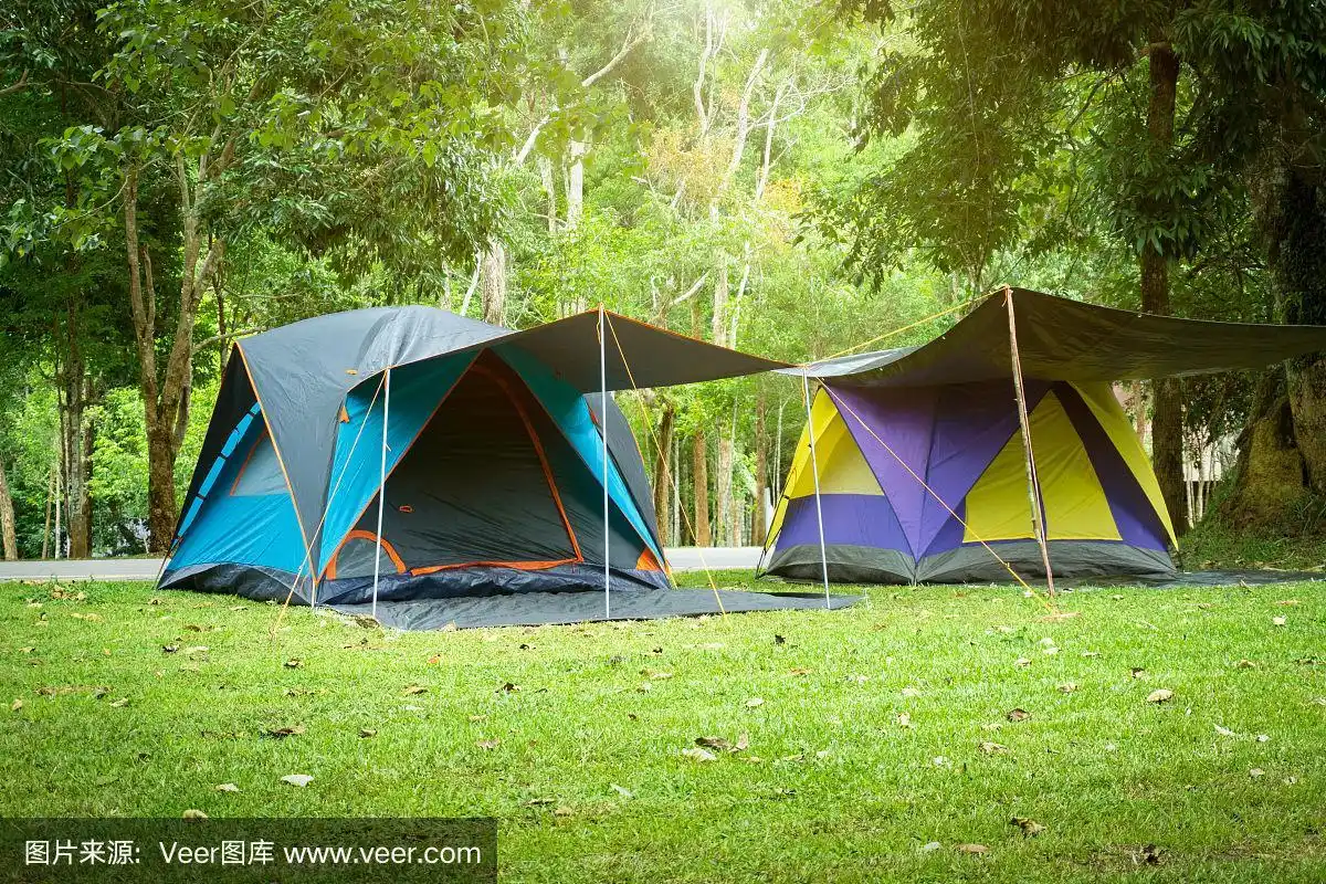 露营和帐篷下面