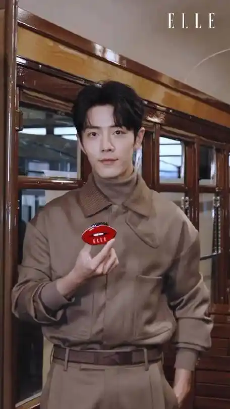 肖战高清妆造视频!战战介绍自己穿搭,外套跟裤子分离的