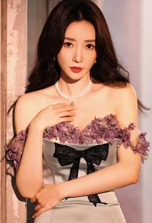 柳岩兰色抹胸连衣裙性感香肩写真_柳岩真_网友_造型