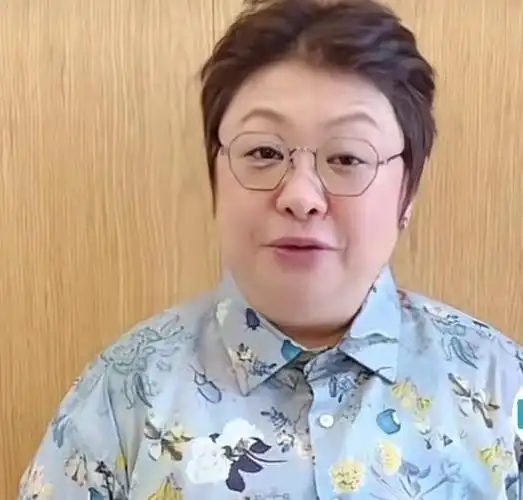 韩红最新一期的形象大变,少了一颗牙双眼浮肿,整个人消瘦了不少