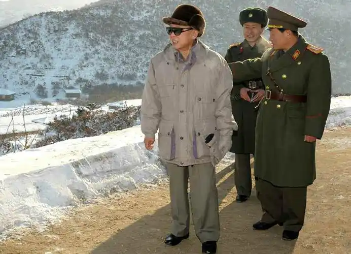 2010年1月,金正日视察朝鲜人民军第105坦克师(图片来源:劳动新闻)