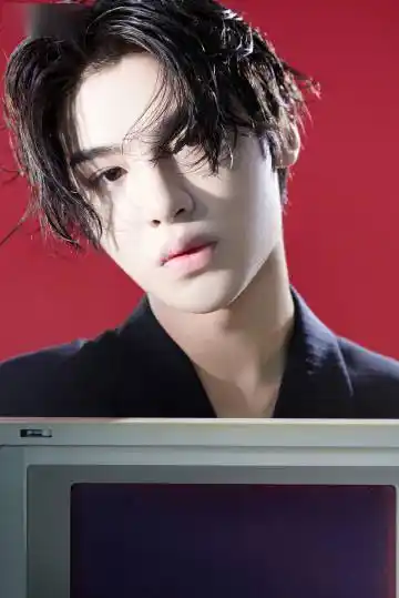 [消息]黄明昊解锁《super世界青年》十月刊封面 帅气湿发大片,开启