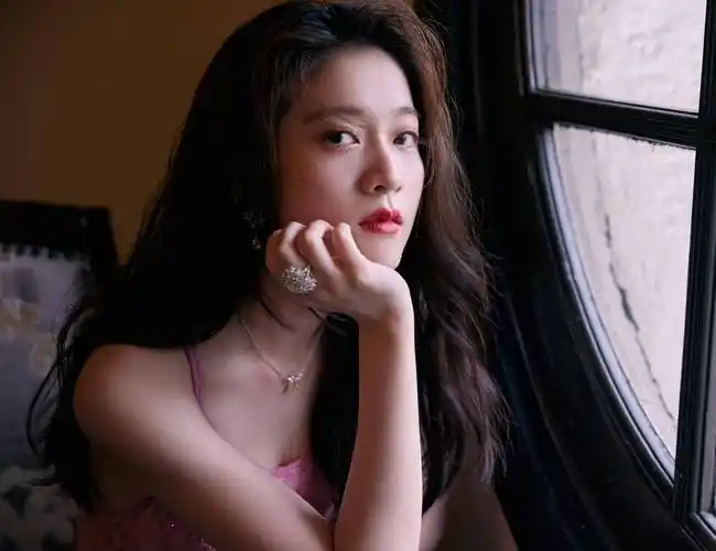 张雪迎粉色礼服亮相_目光_娱乐_图片