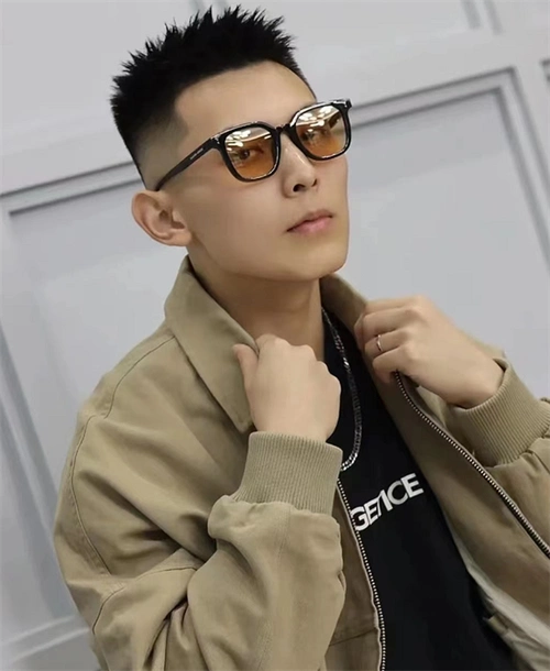 韩式逗号刘海设计的前刺短发,头发制造出立体感,显得脸型更小巧.