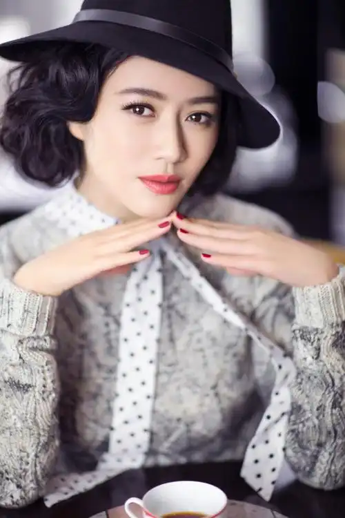 田海蓉明眸善睐尽显娇俏迷人