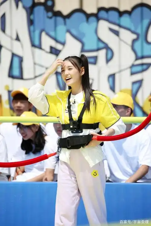 蒋依依双马尾造型元气十足 录制《奔跑吧》展开激烈水上对决