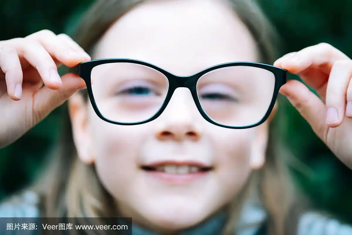 小女孩的特写肖像与近视矫正眼镜
