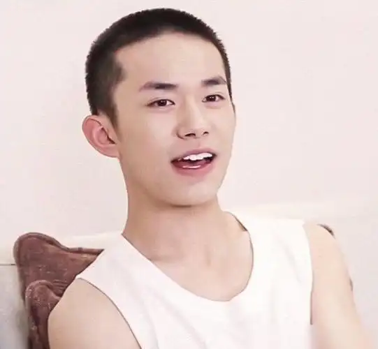 但是为了更好的诠释印象,易烊千玺主动要求将头发剪掉,几乎可以用光头