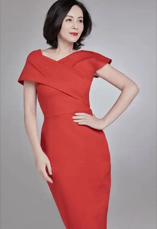 48岁王琳人比花娇身材管理的也太好!这千娇百媚的模样还真像雪姨