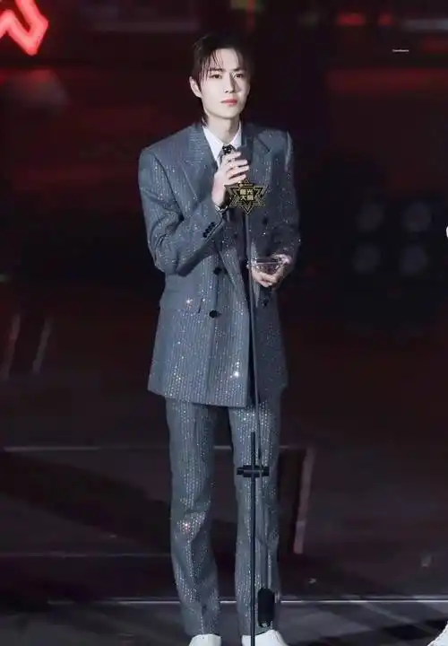 王一博西装穿搭合集_太阳_舞台_白色