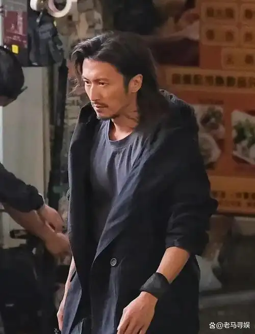 43岁谢霆锋侧颜竟然可以用惊艳来形容,坚韧演技越发稳定