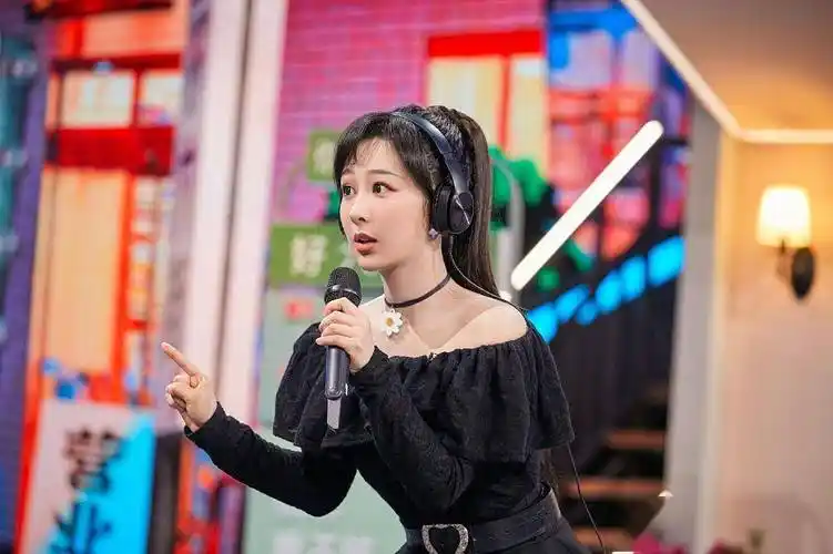 杨紫发布综艺你好星期六录制花絮扎高马尾秀香肩青春养眼