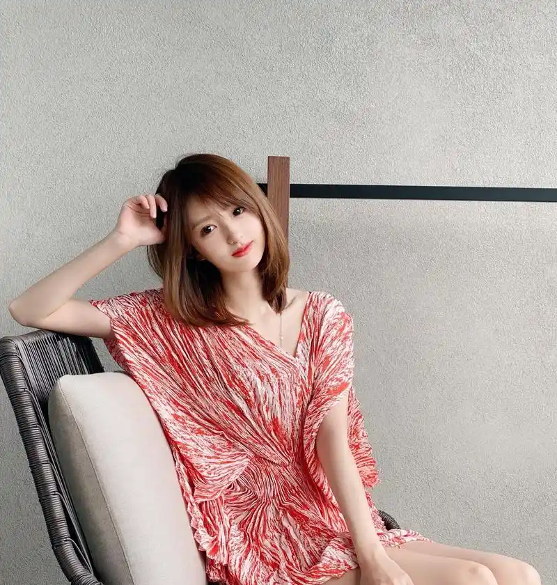 腾讯nba美女主播小七,肤白貌美,绝世容颜,球迷心中的"白月光"