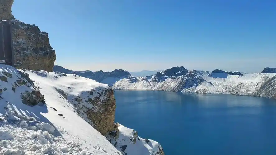 长白山天池景区里的韩国游客疑似有点太多了