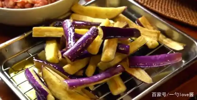 油炸茄子,捞出沥油