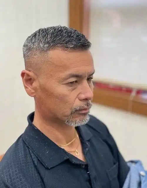 变白的男士来说,可以利用发色的优势,打造出时尚又充满活力的短发发型