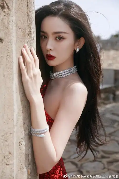 古力娜扎#古力娜扎红裙大片来袭!她身着一袭红裙,尽显优雅迷人气适.
