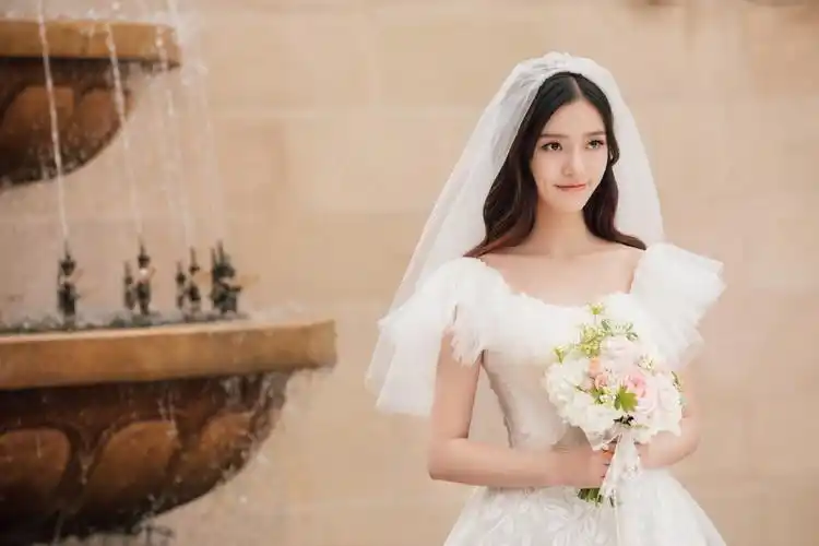 简介:林允婚纱仙气写真图片,分享一组林允图片给大家,图中的明星图片