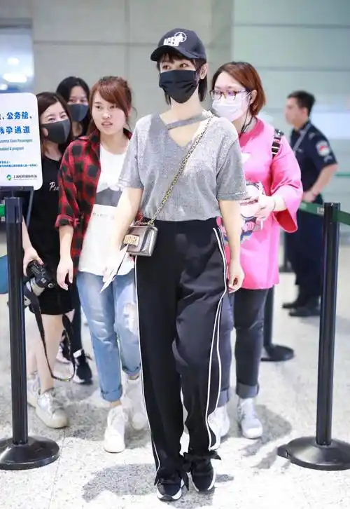 原创杨紫真会穿身穿休闲装走机场简约大气高颜值就是那么任性