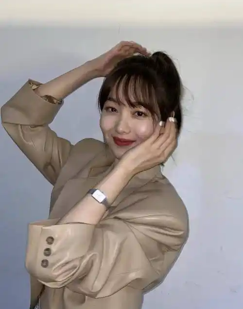 赵尧珂日常写真照,拼接衬衫配牛仔裤,白色内搭露出小蛮腰羡慕_造型