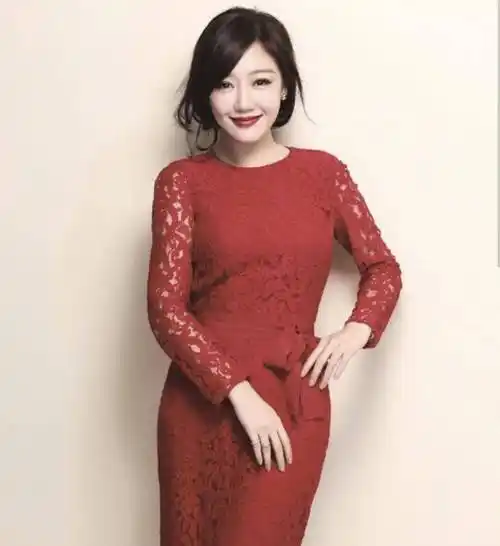 薛佳凝的冻龄感无敌了穿半透明羽毛连体裤凹造型美回24岁