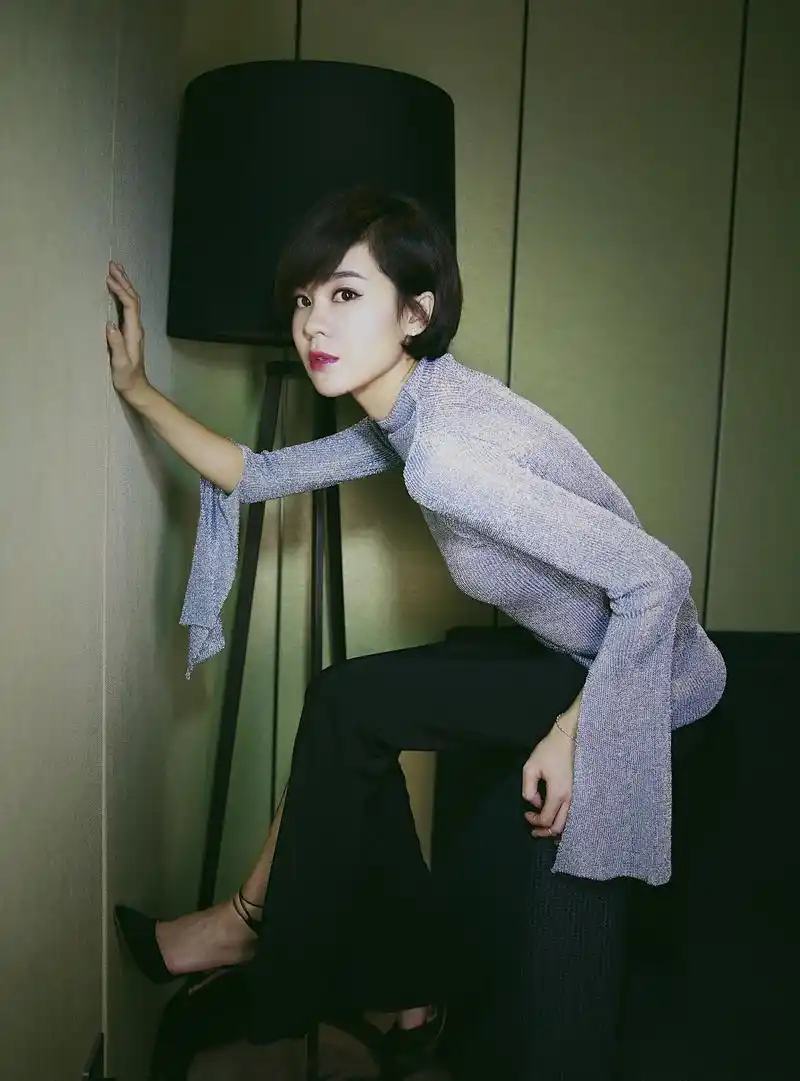 郁可唯全新美图曝光,银色上衣搭配黑色内搭性感典雅,修长美腿驾驭黑色