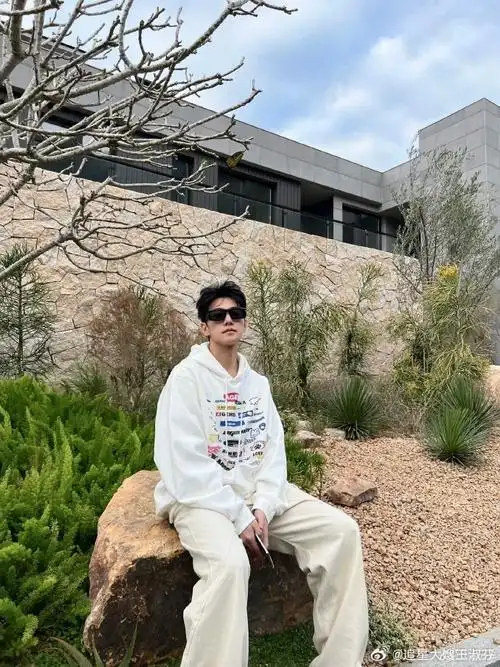 杨洋男大风#杨洋三亚日常照这满满的男大味道好让人着迷啊简单的穿搭