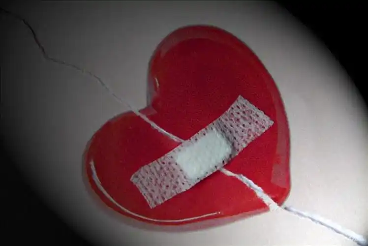 破损_红色_爱心_创可贴_高清图片_全景视觉