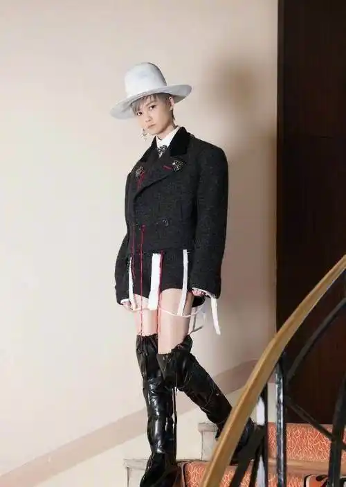 李宇春穿裙装出席活动显女人味,但脚上的灰色蕾丝袜廉价感太重!