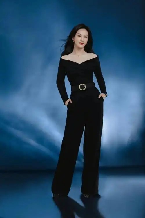 而像杨紫身上的这一套纯黑色单品,则更好的凸显出深色系的成熟与神秘