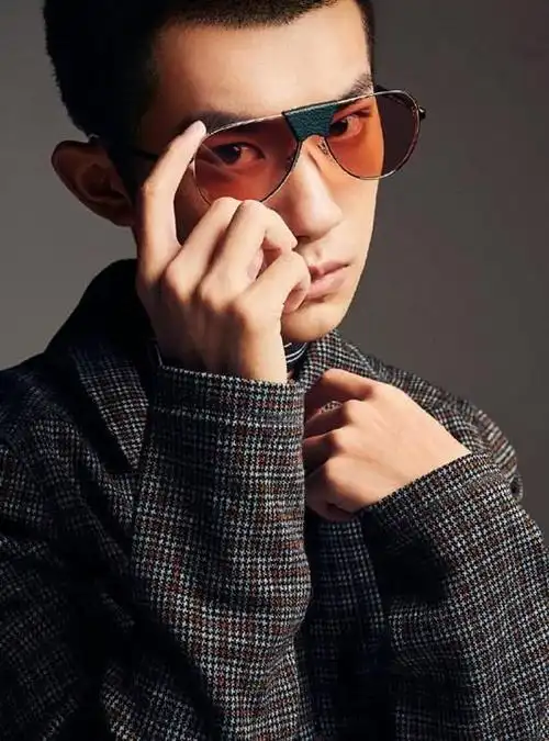 易烊千玺晒时尚大片,理了个板寸头好有型,还是头发短点帅气!