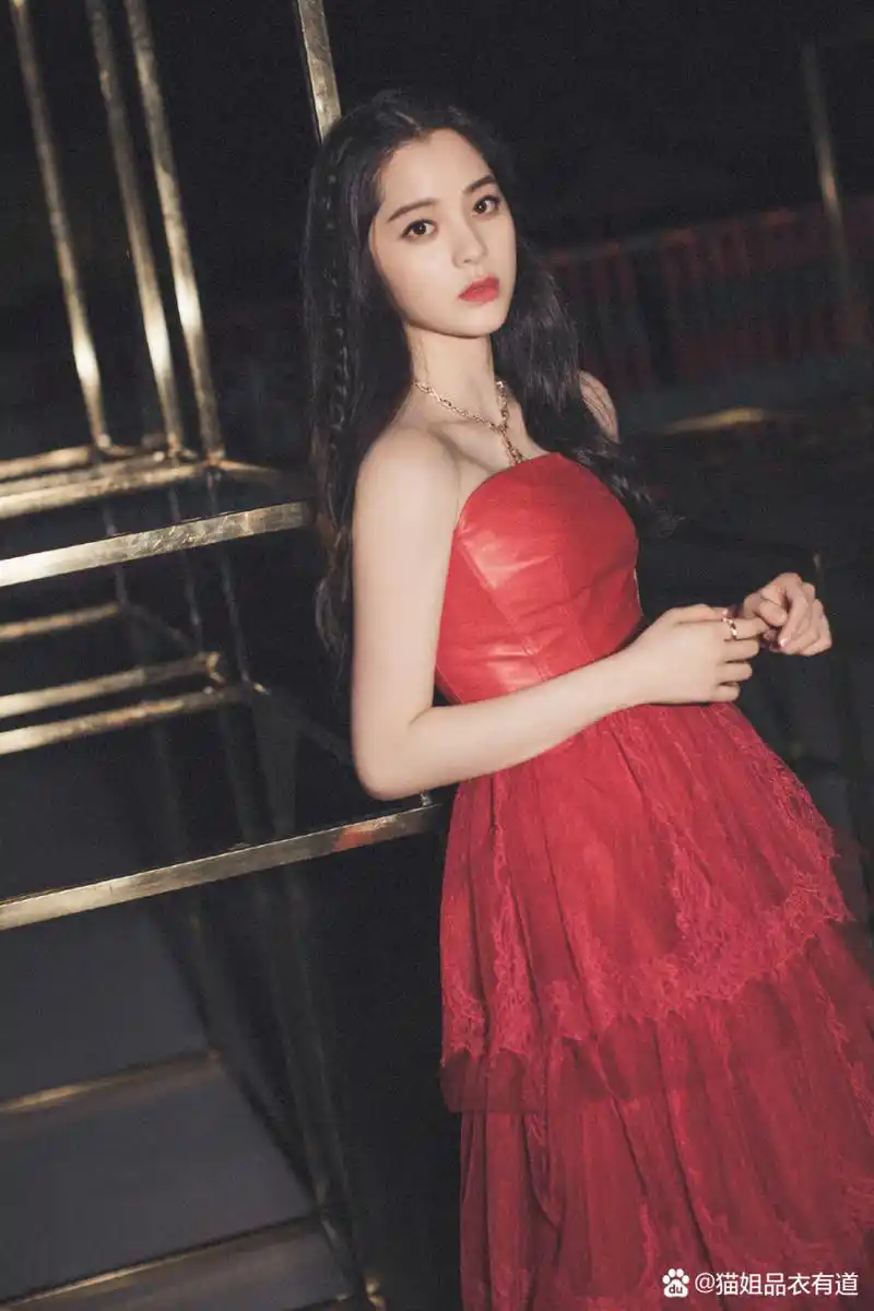 欧阳娜娜一直是"别人家的孩子",不仅演艺圈里风生水起还是一位"大提琴