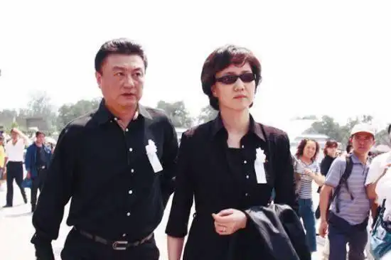罗京的妻子和儿子近照曝光妻子开公司儿子美国留学浙江粉丝