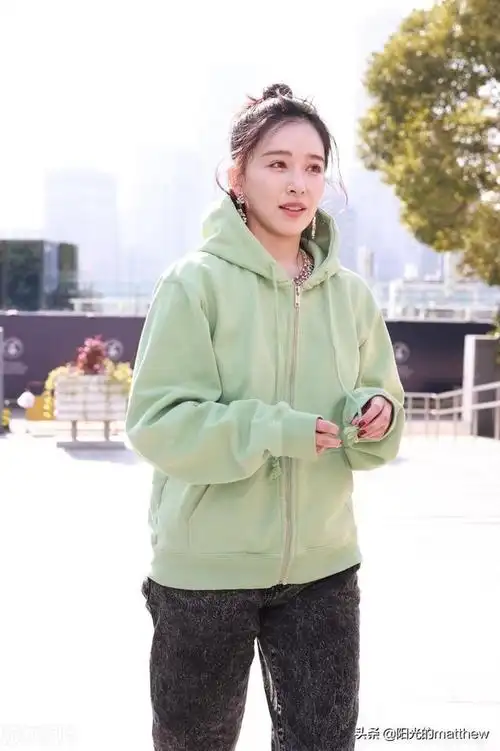 街拍阚清子绿色卫衣灰色牛仔裤丸子头休闲可爱