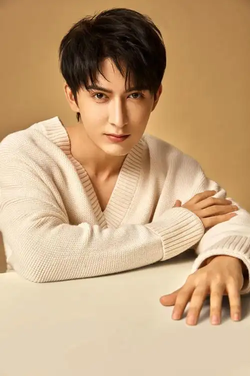 米热发布初秋写真 v领白毛衣传递温柔暖意