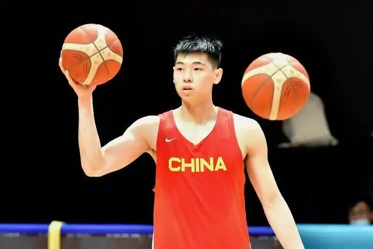 大多是年轻球员,他们分别是徐杰,胡明轩,程帅澎,廖三宁,徐杰身高有限