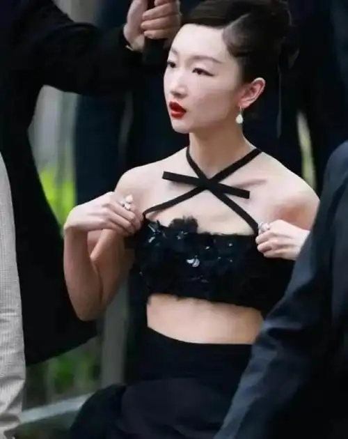 周冬雨1992年生人,身高162cm,体重仅仅44公斤,连90斤都不到.