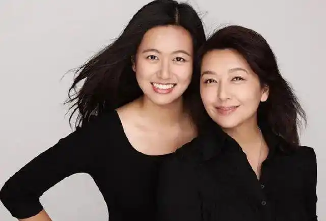 她是靳东前女友高曙光前妻如今53岁交小15岁男友魅力依旧