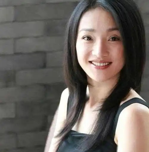 事实证明,49岁"无人敢娶"的周迅,已经走上了另一条!__