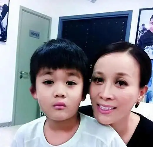 那英儿子高兴被父亲抛弃留下阴影母亲再婚后继父治愈他的半生