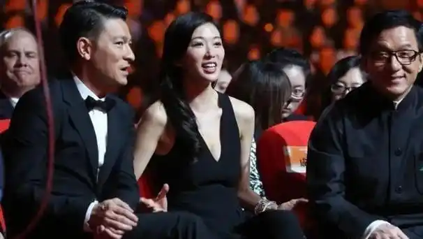 50位女星和成龙的合影曝光每一张经典又珍贵男帅女美都太惹眼