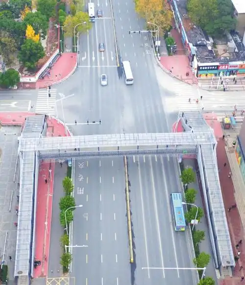 图为改造后的象山大道及中天街人行天桥图为改造前的象山大道及中天街
