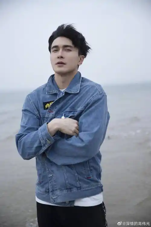 与热巴搭戏演虐恋,高伟光白发古装英俊,生图暴露了眼角鱼尾纹_黑色_好