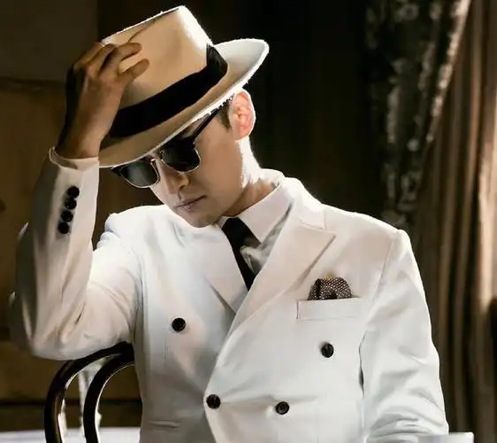 胡歌的不惑之年一身西装造就沉稳修养