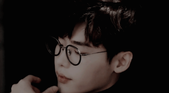 李钟硕帅气眼镜迷人gif动图_动态图_表情包下载_soogif