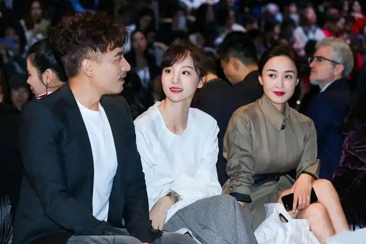 陈龙章龄之亮相上海时装周 现场"咬耳朵"甜蜜撒狗粮