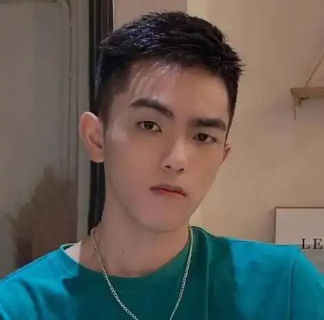 2022男生清爽短碎发,最流行的男士发型!