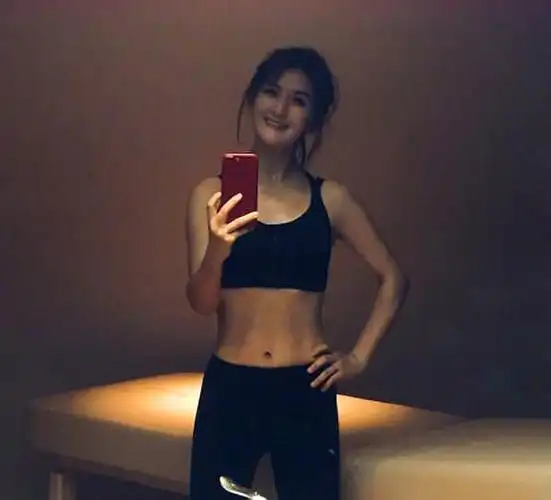 谢娜怀孕150斤,如今马甲线恢复,却遭何炅高情商吐槽